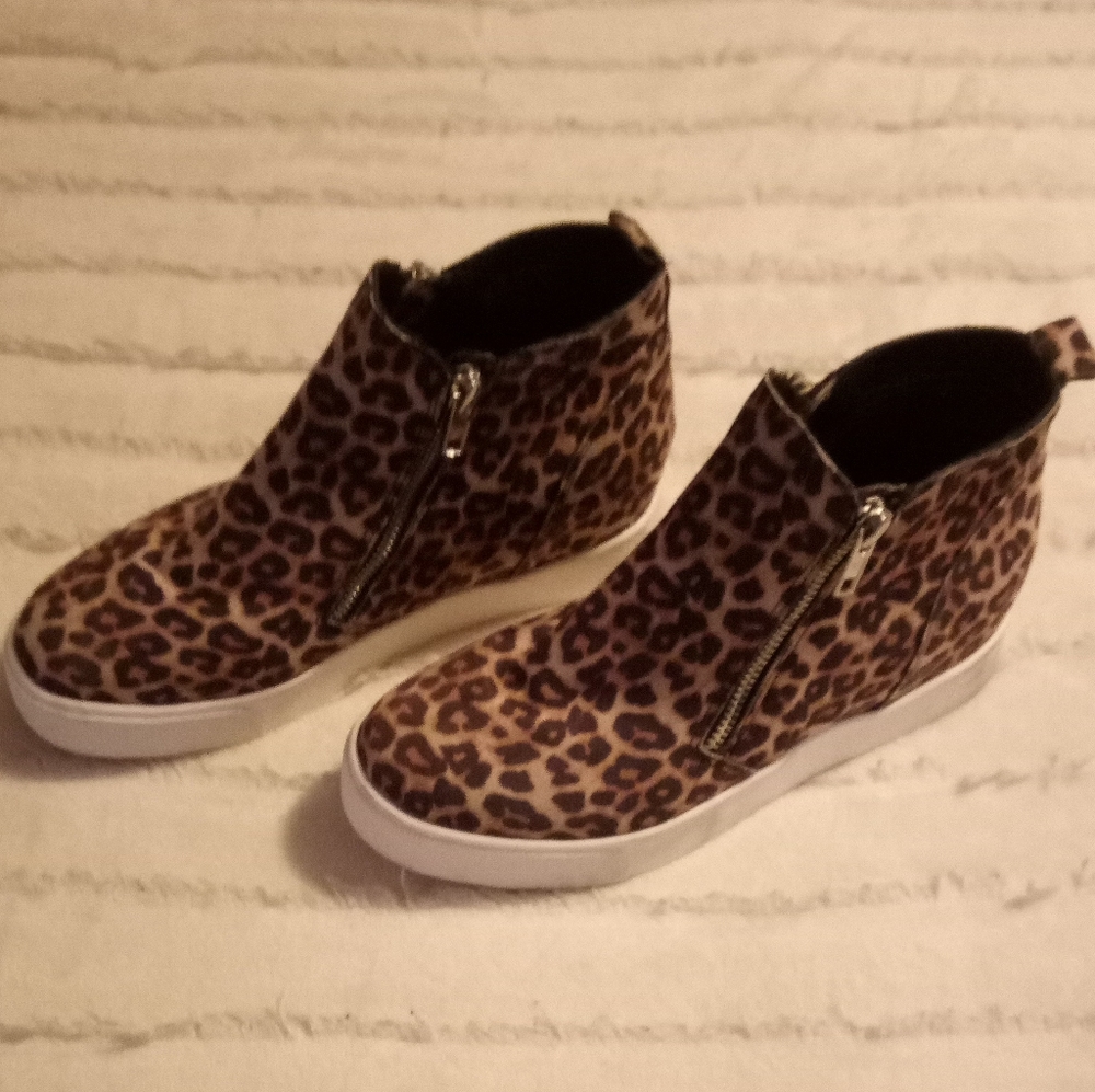 Soda wedgie sneaker size 7.5. (05) - Picture 3 of 11